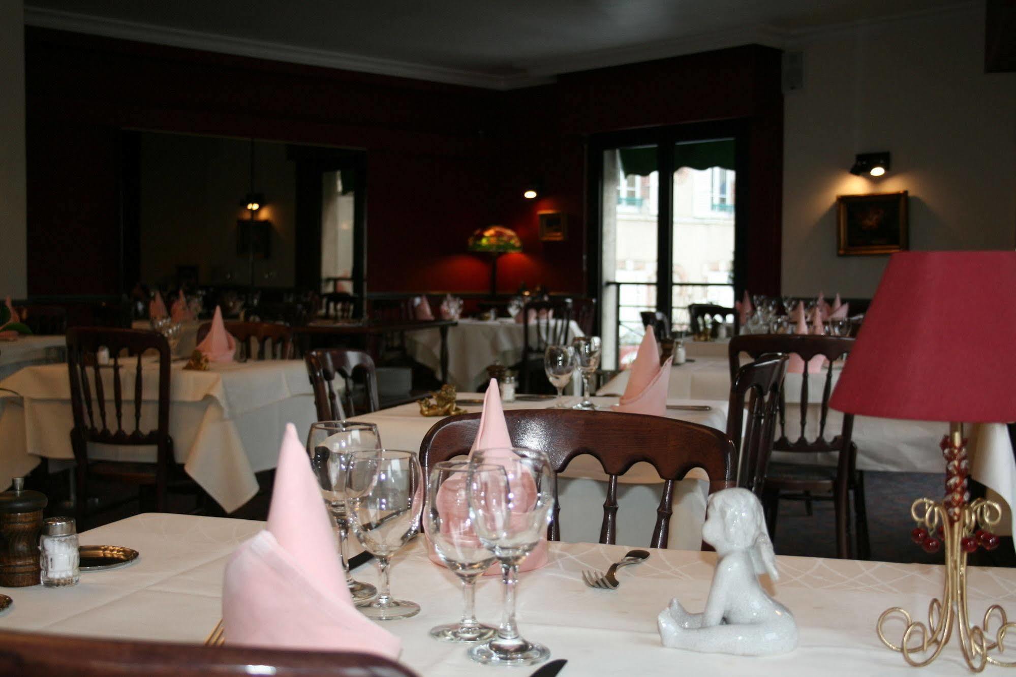 Auberge De La Fontaine Aubigny-sur-Nere Exterior photo